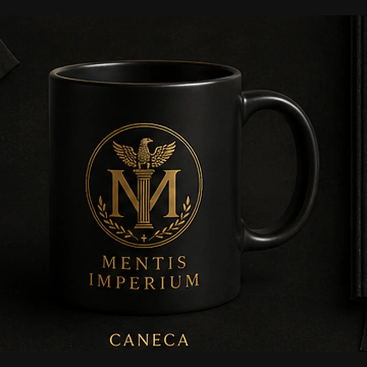 Caneca Mentis em uma mesa de trabalho com escultura clássica